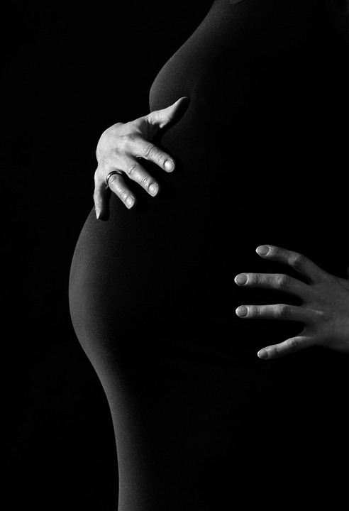 Kaj pomenijo bolečine v spodnjem delu trebuha med nosečnostjo?